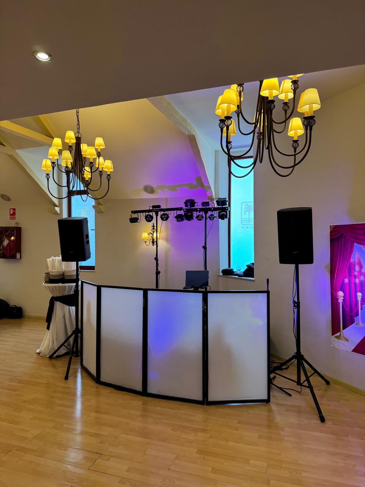 Montaje interior de BerGi Dj con cabina blanca, altavoces e iluminación