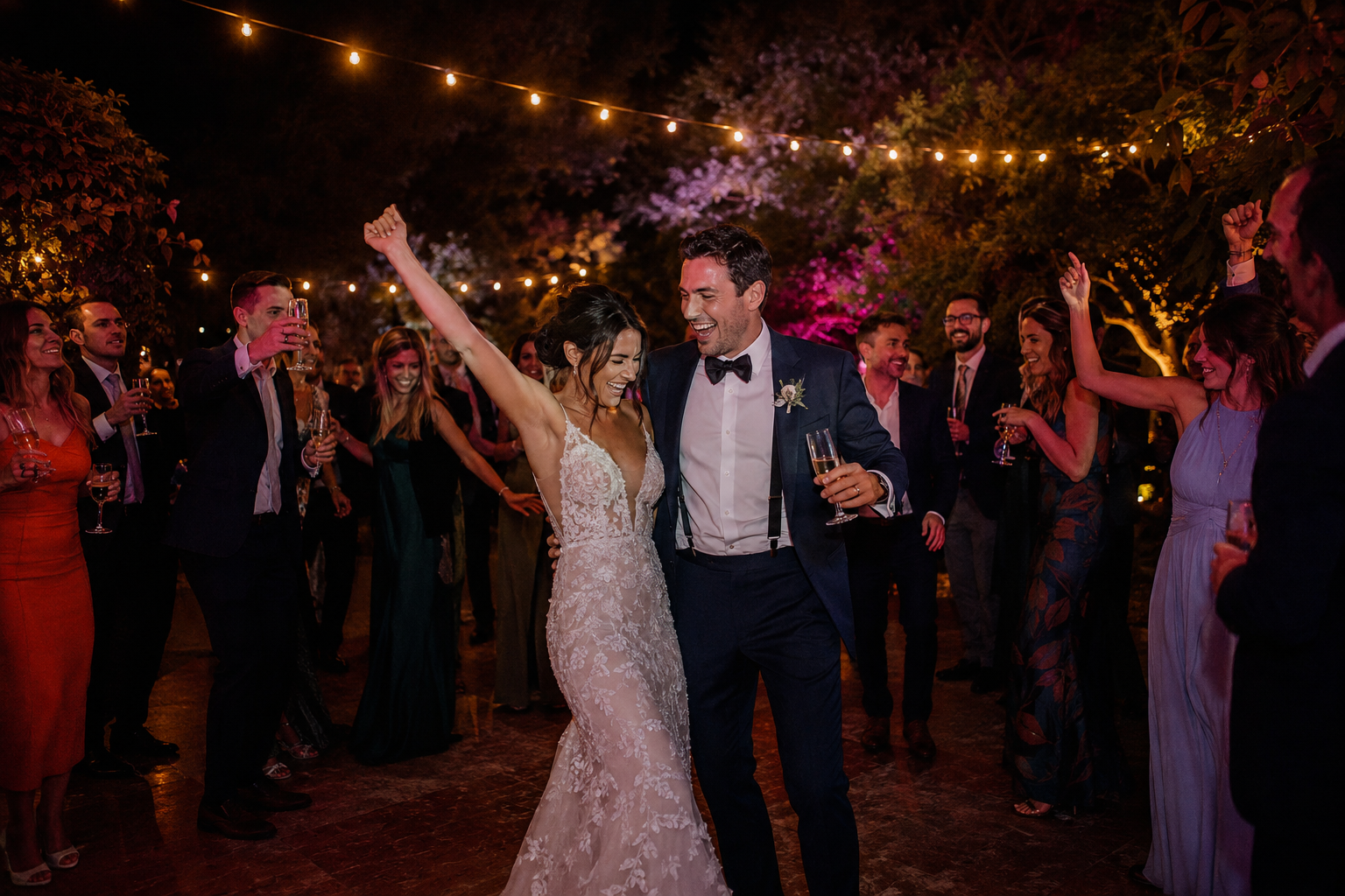 Escena ilustrativa creada con IA: novios e invitados celebrando en una pista de baile